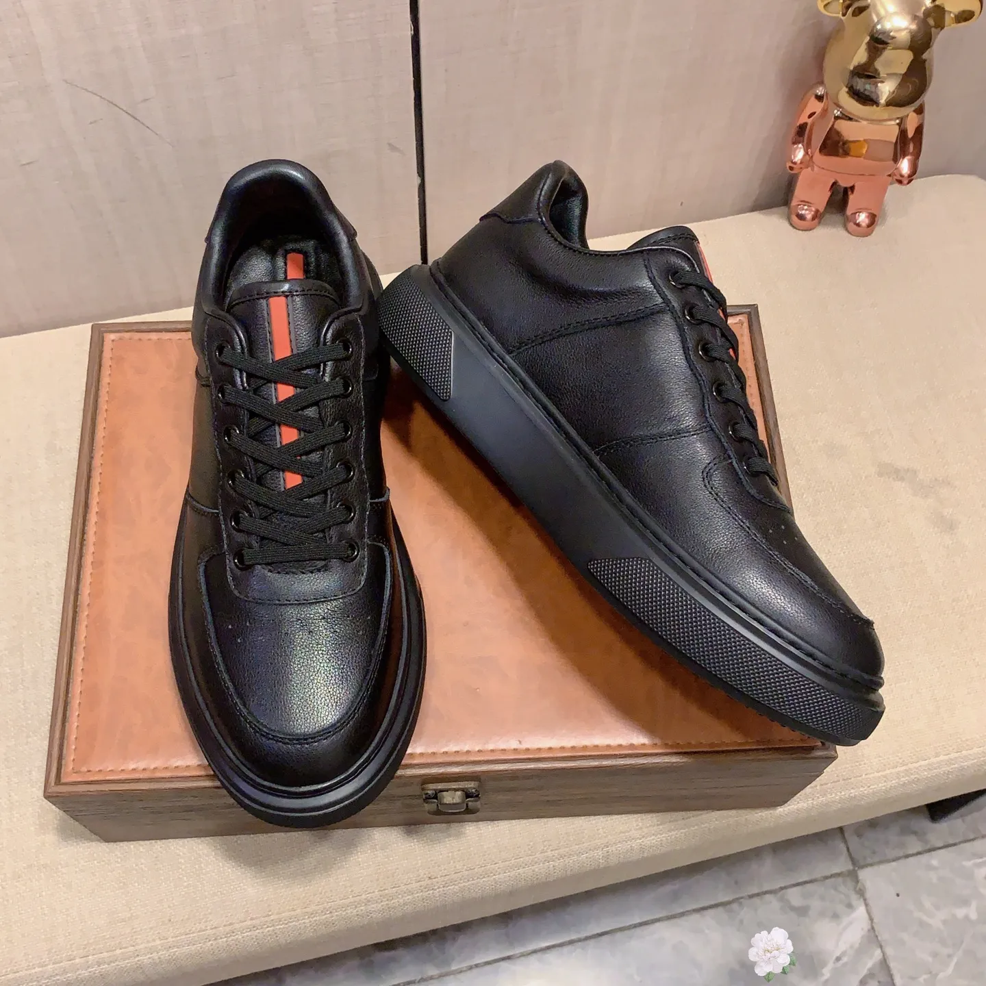 Men's men's shoes💰460💰💰🎩🎩[Lightning][Lightning] "PRADA*" The latest and most popular casual shoes, top brand [seduce] luxury ~ purchasing agency, top ~ quality. [Strong] The upper is made of imported breathable cowhide with material ➕ breathable sheepskin feet (•) and fine workmanship. The original stylish and stylish soft rubber wear-resistant and non-slip outsole is light and comfortable on the feet. The real thing looks better when photographed in person. 0128: Size: 38-44, 45 sizes can be customized, black, white